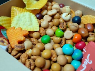 กล่องสแน็คบ็อกซ์ที่เต็มไปด้วยขนมหลากหลาย