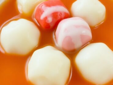 บัวลอยในชามพร้อมมะพร้าวและลูกชิ้นสีสันสดใส