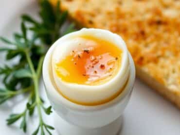 ไข่ลวกสุกกำลังดีในถ้วยไข่สวยงาม