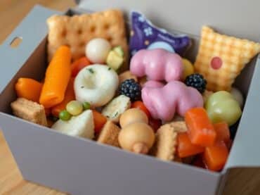 กล่องขนมหลากหลายเมนูสีสันสดใส