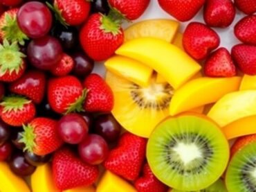 ผลไม้สดนานาชนิดจัดเรียงอย่างสวยงาม