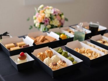 กล่องขนมงานสวดบนโต๊ะในบรรยากาศสุภาพ