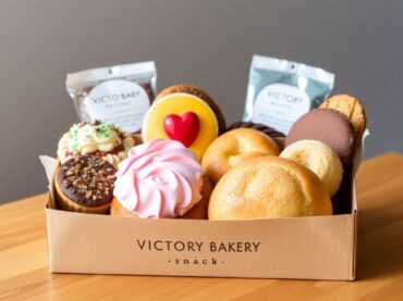 ขนมกล่องหลากหลายจาก Victory Bakery บนโต๊ะไม้