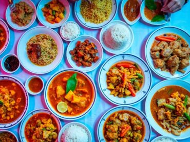 อาหารไทยหลากหลายเมนูบนโต๊ะจัดเลี้ยง